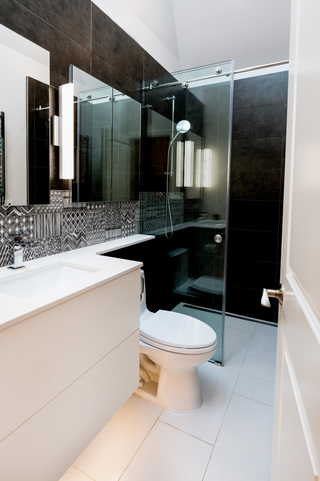 Свежая идея для дизайна: маленькая ванная комната в современном стиле с плоскими фасадами, белыми фасадами, душем без бортиков, унитазом-моноблоком, черно-белой плиткой, керамогранитной плиткой, розовыми стенами, полом из керамогранита, душевой кабиной, врезной раковиной, столешницей из искусственного кварца, белым полом, душем с раздвижными дверями, белой столешницей, тумбой под одну раковину, встроенной тумбой и сводчатым потолком для на участке и в саду - отличное фото интерьера