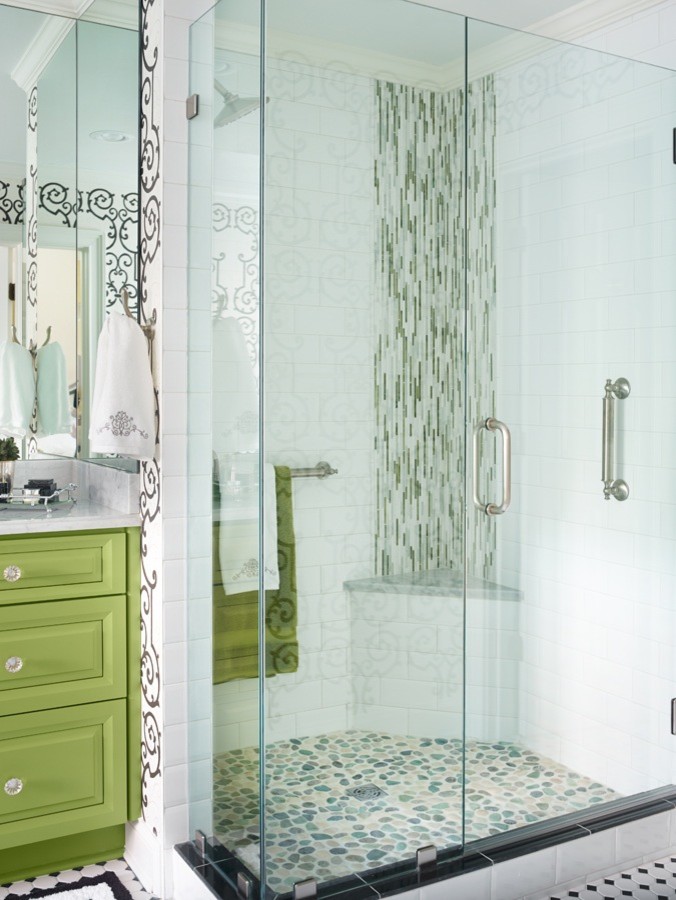 Пример оригинального дизайна: большая главная ванная комната в стиле неоклассика (современная классика) с врезной раковиной, фасадами с выступающей филенкой, зелеными фасадами, мраморной столешницей, ванной на ножках, угловым душем, унитазом-моноблоком, черной плиткой, керамогранитной плиткой, черными стенами и полом из керамогранита