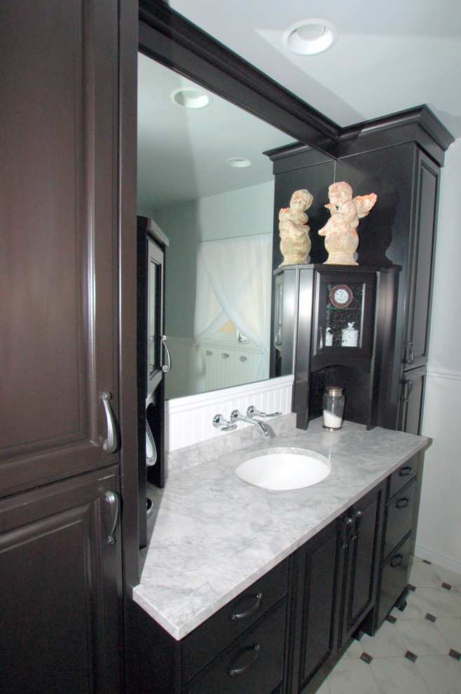 Foto på ett litet vintage badrum med dusch, med ett undermonterad handfat, luckor med upphöjd panel, svarta skåp, marmorbänkskiva, ett badkar i en alkov, en dusch/badkar-kombination, en toalettstol med separat cisternkåpa, grå väggar och linoleumgolv