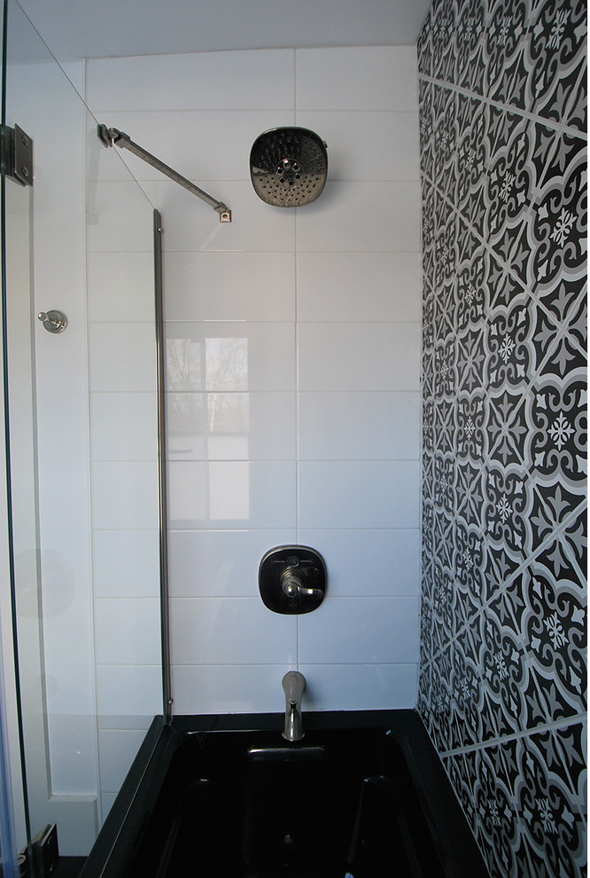 Idee per una piccola stanza da bagno contemporanea con vasca ad alcova, pistrelle in bianco e nero, piastrelle di cemento, pavimento con piastrelle in ceramica e pavimento nero