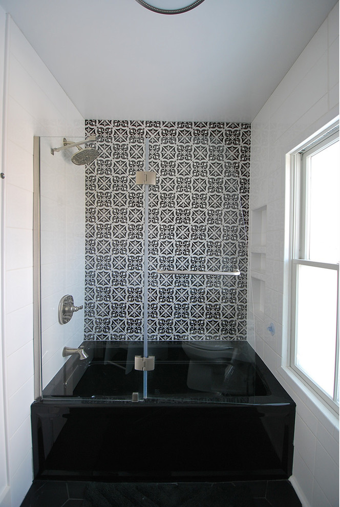 Inspiration för ett litet funkis badrum, med ett badkar i en alkov, svart och vit kakel, cementkakel, klinkergolv i keramik och svart golv