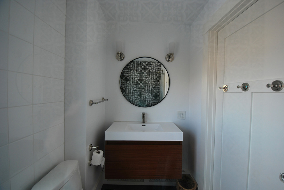 Immagine di una piccola stanza da bagno contemporanea con vasca ad alcova, pistrelle in bianco e nero, piastrelle di cemento, pavimento con piastrelle in ceramica e pavimento nero