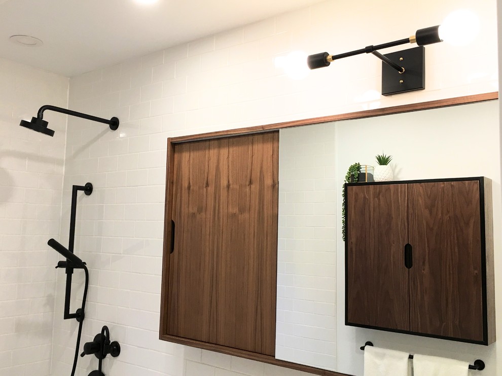 Réalisation d'une salle de bain bohème en bois brun avec un placard à porte plane, une baignoire posée, un combiné douche/baignoire, un carrelage blanc, des carreaux de céramique, un sol en carrelage de céramique, un plan de toilette en stratifié et un sol noir.