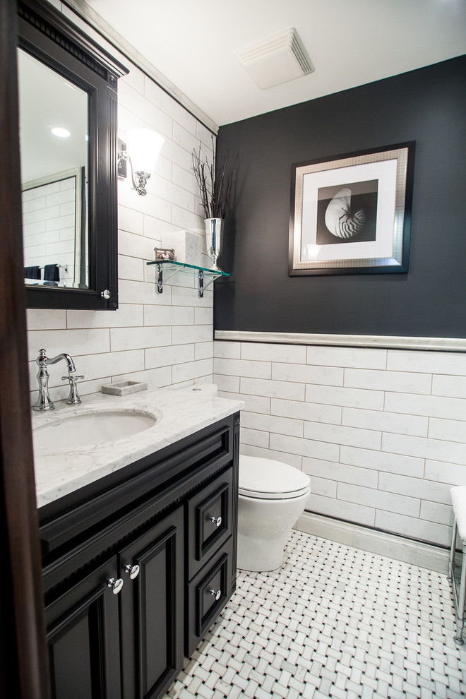 Источник вдохновения для домашнего уюта: маленькая ванная комната в стиле модернизм с черными фасадами, душем над ванной, раздельным унитазом, черно-белой плиткой, плиткой кабанчик, серыми стенами, полом из мозаичной плитки и столешницей из гранита для на участке и в саду
