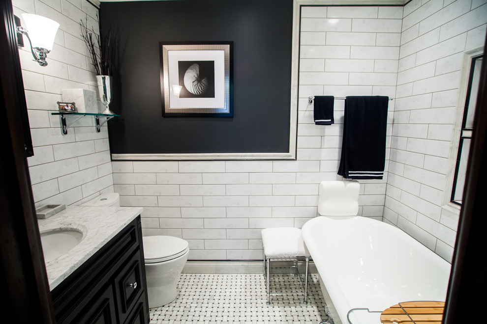 Idées déco pour une petite salle de bain moderne avec des portes de placard noires, un combiné douche/baignoire, WC séparés, un carrelage noir et blanc, un carrelage métro, un mur gris, un sol en carrelage de terre cuite et un plan de toilette en granite.