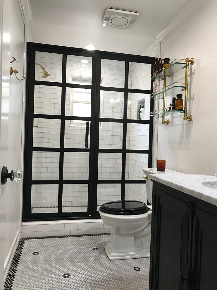 Exemple d'une salle de bain chic de taille moyenne avec un placard en trompe-l'oeil, des portes de placard noires, un carrelage noir et blanc, mosaïque et un plan de toilette en granite.