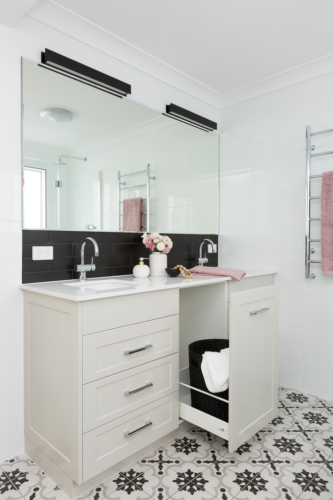 Inredning av ett klassiskt badrum, med skåp i shakerstil, grå skåp, ett platsbyggt badkar, en dusch/badkar-kombination, vit kakel och ett undermonterad handfat