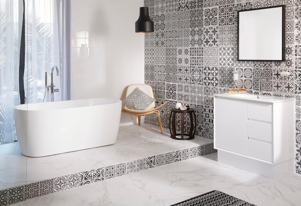 Großes Badezimmer mit weißen Schränken, freistehender Badewanne, Marmorboden, integriertem Waschbecken, Laminat-Waschtisch, offener Dusche, farbigen Fliesen und bunten Wänden in Brisbane