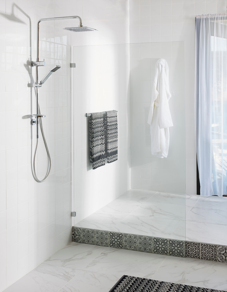 Diseño de cuarto de baño principal contemporáneo grande con ducha abierta, baldosas y/o azulejos blancos, baldosas y/o azulejos de cerámica, paredes blancas y suelo de mármol