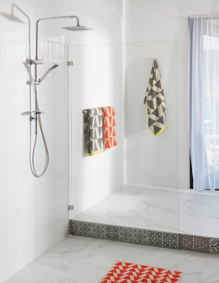 Idee per una grande stanza da bagno padronale design con piastrelle multicolore, pareti bianche e pavimento in marmo