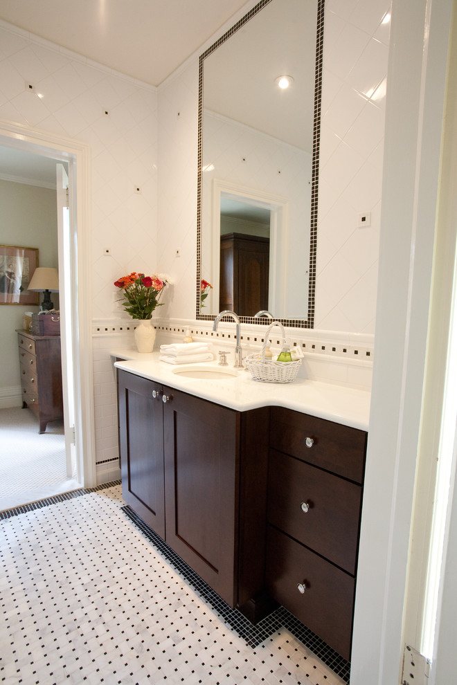 Idéer för ett mellanstort klassiskt en-suite badrum, med skåp i shakerstil, skåp i mörkt trä, vit kakel, marmorgolv och marmorbänkskiva