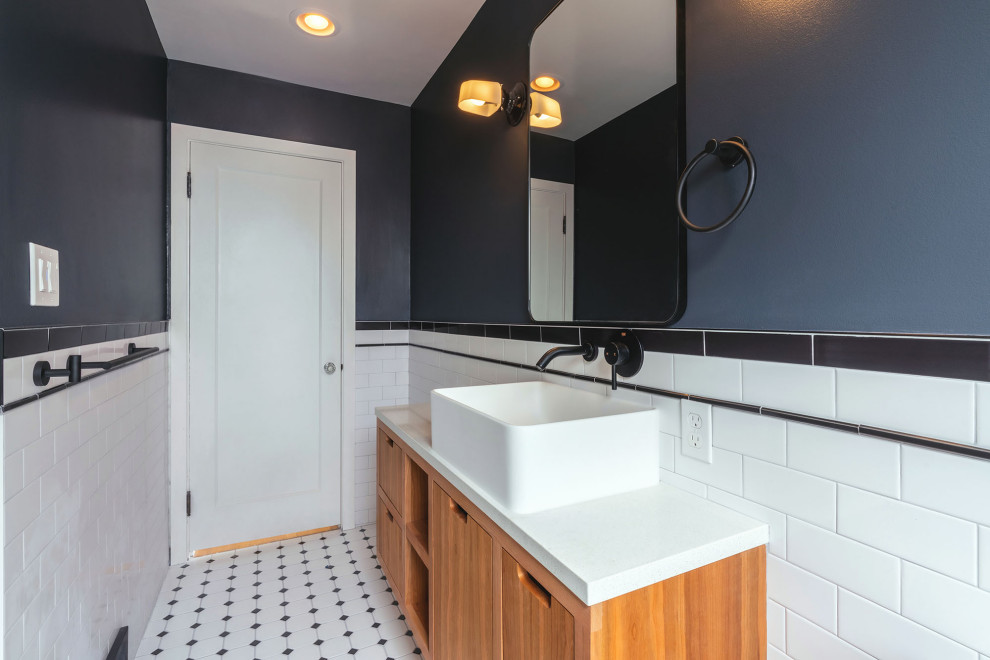 Idée de décoration pour une petite salle d'eau vintage en bois clair avec un placard à porte affleurante, une baignoire en alcôve, un mur noir, un sol en carrelage de céramique, un plan de toilette en quartz, un sol noir, un plan de toilette blanc, meuble simple vasque et meuble-lavabo sur pied.