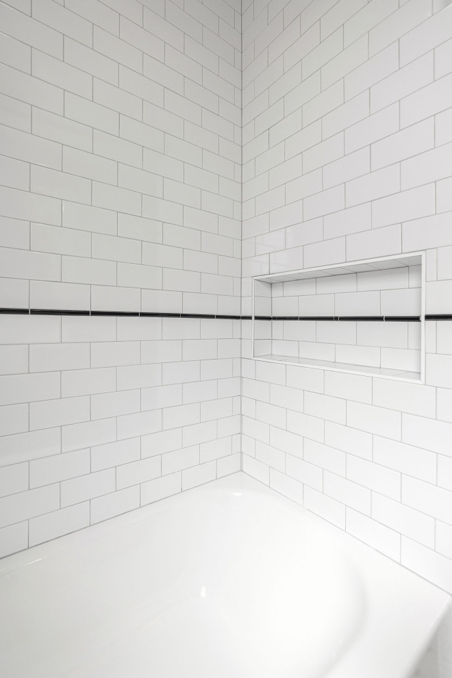 Ispirazione per una piccola stanza da bagno con doccia moderna con ante a filo, ante in legno chiaro, vasca ad alcova, pareti nere, pavimento con piastrelle in ceramica, top in quarzite, pavimento nero, top bianco, un lavabo e mobile bagno freestanding