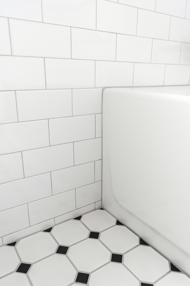 Kleines Retro Duschbad mit Kassettenfronten, hellen Holzschränken, Badewanne in Nische, schwarzer Wandfarbe, Keramikboden, Quarzit-Waschtisch, schwarzem Boden, weißer Waschtischplatte, Einzelwaschbecken und freistehendem Waschtisch in Seattle