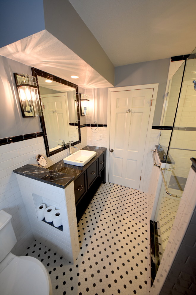 Пример оригинального дизайна: главная ванная комната среднего размера в стиле ретро с фасадами островного типа, черными фасадами, душем в нише, раздельным унитазом, белой плиткой, плиткой кабанчик, фиолетовыми стенами, полом из мозаичной плитки, настольной раковиной, столешницей из гранита, разноцветным полом, душем с распашными дверями и черной столешницей
