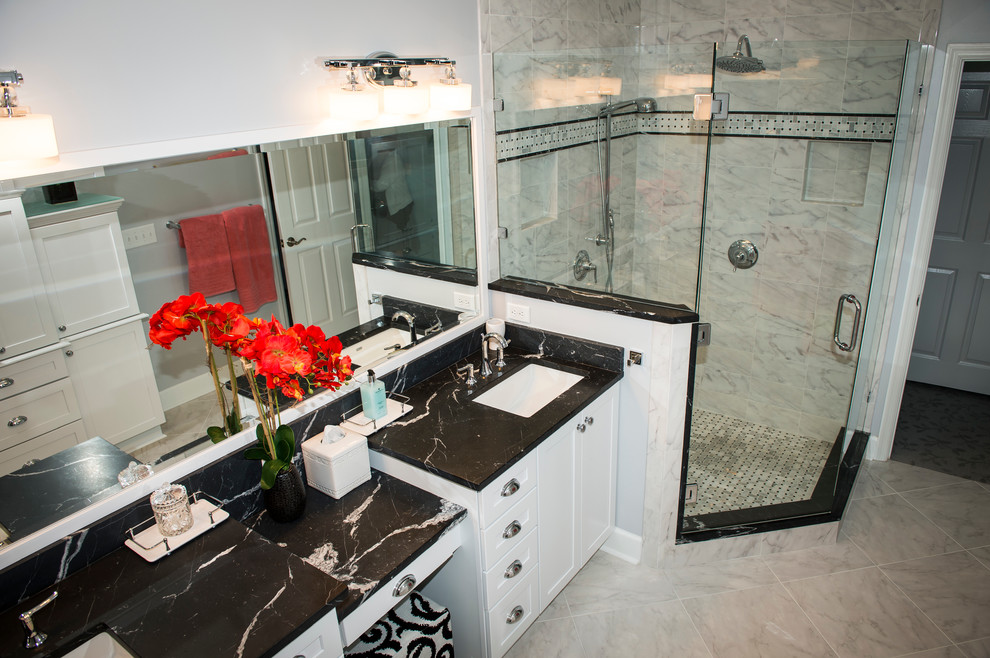 На фото: ванная комната в морском стиле с врезной раковиной, мраморной столешницей и керамогранитной плиткой