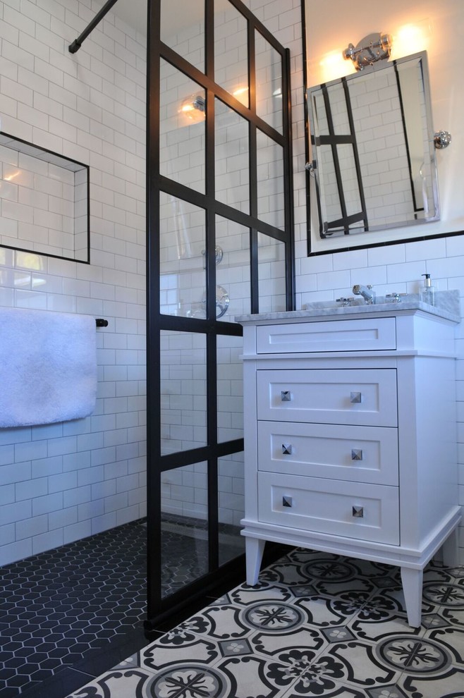 Modelo de cuarto de baño principal de estilo americano grande con puertas de armario blancas, ducha abierta, baldosas y/o azulejos blancos, baldosas y/o azulejos de cerámica, encimera de mármol y ducha abierta