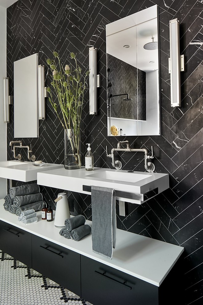 Exemple d'une grande salle de bain tendance avec un placard à porte plane, des portes de placard noires, un carrelage noir, du carrelage en marbre, un sol en carrelage de céramique, un sol blanc, un plan de toilette blanc et un lavabo suspendu.