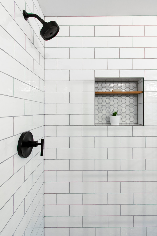 На фото: главная ванная комната среднего размера в современном стиле с фасадами в стиле шейкер, черными фасадами, угловым душем, раздельным унитазом, белой плиткой, плиткой кабанчик, серыми стенами, полом из винила, врезной раковиной, столешницей из искусственного кварца, коричневым полом, душем с распашными дверями, белой столешницей, нишей, тумбой под две раковины и встроенной тумбой