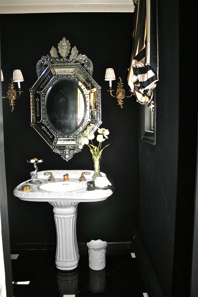 Cette photo montre une salle de bain tendance avec un mur noir.