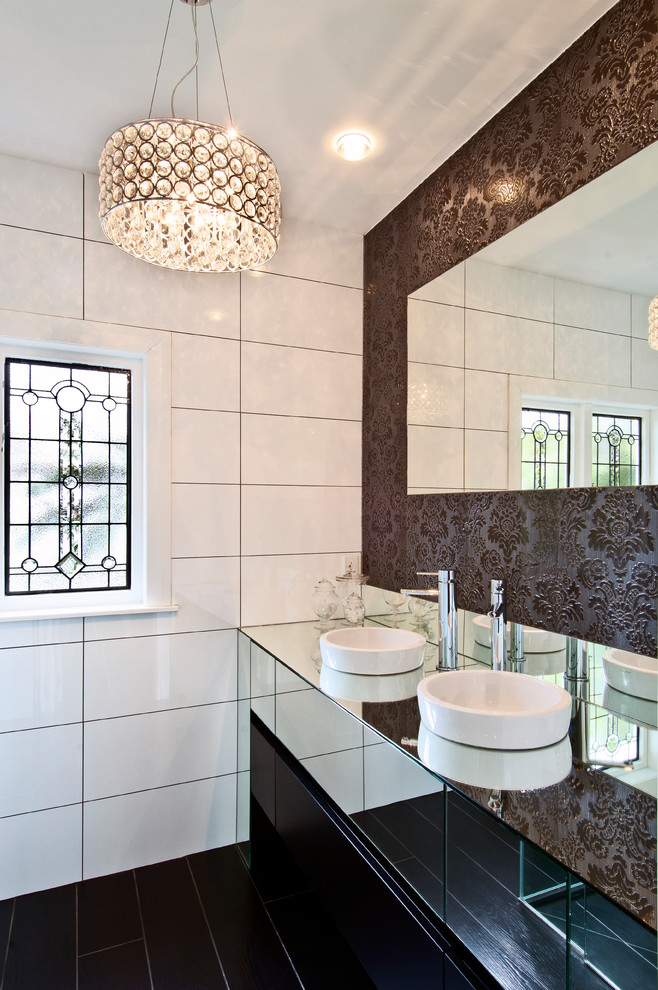 Modern inredning av ett mellanstort en-suite badrum, med släta luckor, svart och vit kakel, keramikplattor, vita väggar, klinkergolv i porslin, ett fristående handfat och svart golv