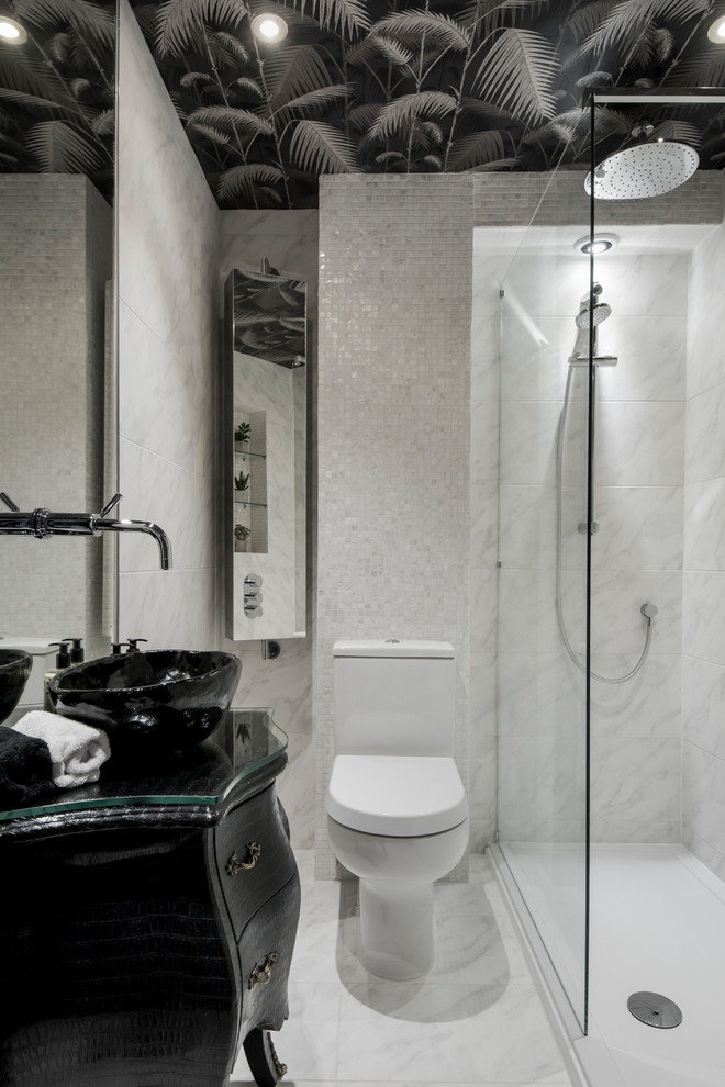 Immagine di una piccola stanza da bagno bohémian con ante nere, doccia a filo pavimento, WC monopezzo, piastrelle a mosaico, pareti bianche, lavabo a bacinella, pavimento bianco e doccia aperta