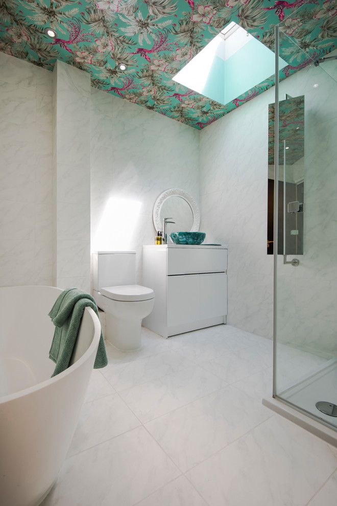 Foto de cuarto de baño actual de tamaño medio con baldosas y/o azulejos blancos
