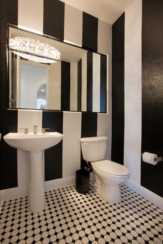 Modernes Duschbad mit Toilette mit Aufsatzspülkasten, weißem Boden, weißer Waschtischplatte, Einzelwaschbecken und eingebautem Waschtisch in Las Vegas