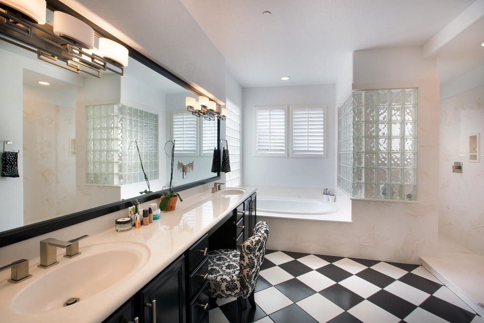 Foto på ett funkis vit en-suite badrum, med svarta skåp, ett platsbyggt badkar, en öppen dusch, en toalettstol med hel cisternkåpa, vita väggar och med dusch som är öppen