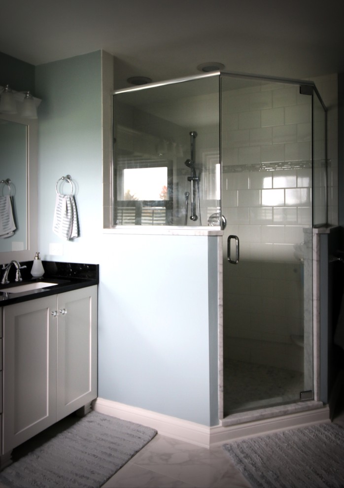Idéer för ett mellanstort klassiskt en-suite badrum, med skåp i shakerstil, vita skåp, en hörndusch, en toalettstol med separat cisternkåpa, grå kakel, blå väggar, klinkergolv i keramik, ett undermonterad handfat och bänkskiva i kvarts