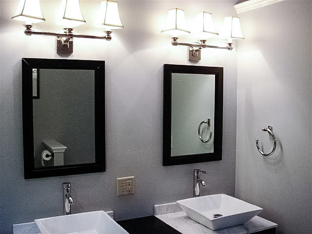 Свежая идея для дизайна: большая главная ванная комната в современном стиле с фасадами с утопленной филенкой, черными фасадами, накладной ванной, душем в нише, черно-белой плиткой, керамической плиткой, серыми стенами, полом из мозаичной плитки, настольной раковиной и мраморной столешницей - отличное фото интерьера