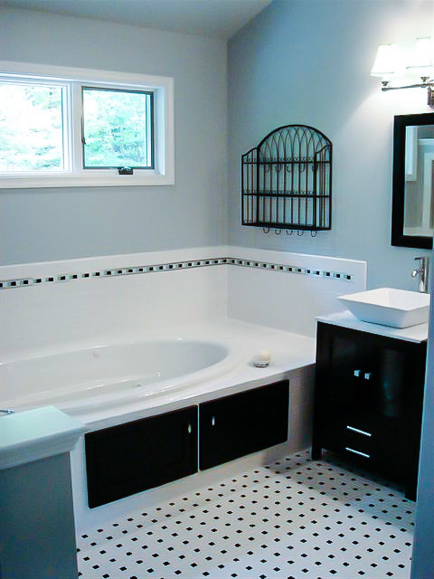 На фото: большая главная ванная комната в современном стиле с черными фасадами, накладной ванной, душем в нише, черно-белой плиткой, керамической плиткой, серыми стенами, полом из мозаичной плитки, настольной раковиной, мраморной столешницей и стеклянными фасадами с