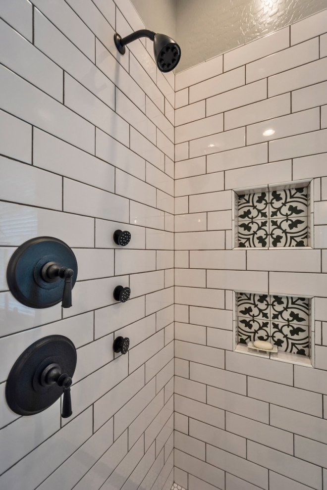 Foto på ett mellanstort vintage svart en-suite badrum, med skåp i shakerstil, vita skåp, en hörndusch, vit kakel, tunnelbanekakel, grå väggar, mosaikgolv, ett undermonterad handfat, granitbänkskiva, vitt golv och dusch med gångjärnsdörr
