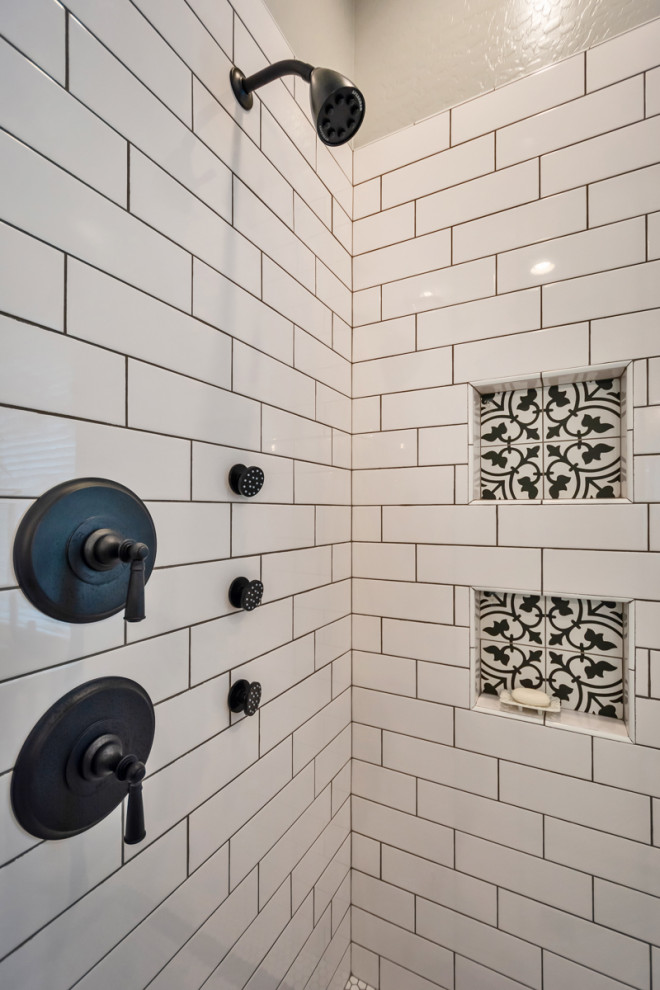 Idéer för ett mellanstort klassiskt svart en-suite badrum, med skåp i shakerstil, vita skåp, en hörndusch, vit kakel, tunnelbanekakel, grå väggar, mosaikgolv, ett undermonterad handfat, granitbänkskiva, vitt golv och dusch med gångjärnsdörr