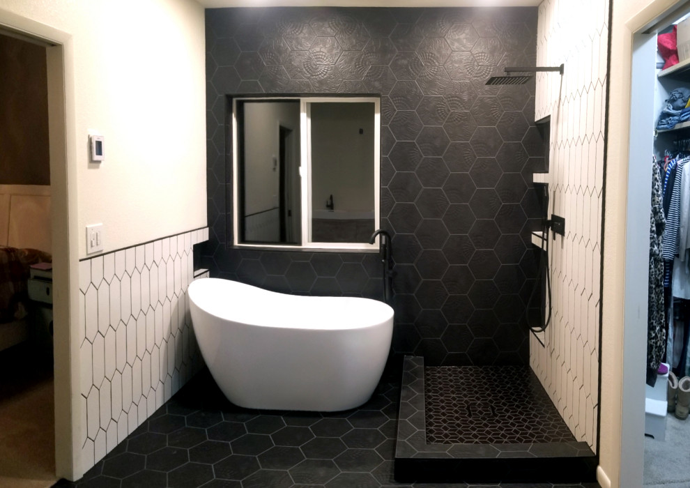 Идея дизайна: главная ванная комната среднего размера в стиле модернизм с плоскими фасадами, белыми фасадами, отдельно стоящей ванной, угловым душем, черно-белой плиткой, керамогранитной плиткой, черными стенами, полом из керамогранита, столешницей из искусственного камня, черным полом, душем с распашными дверями и белой столешницей
