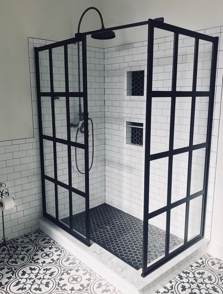 Inredning av ett lantligt mellanstort en-suite badrum, med en hörndusch, vit kakel, tunnelbanekakel, vita väggar, cementgolv, vitt golv och med dusch som är öppen