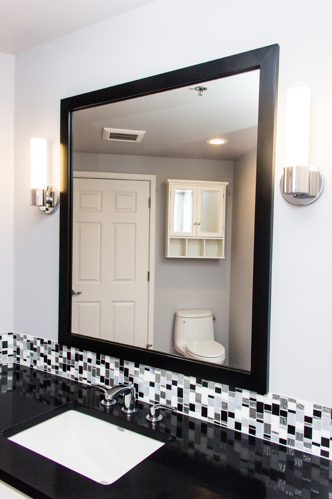 Inspiration pour une salle de bain principale minimaliste de taille moyenne avec un carrelage noir et blanc, mosaïque, un mur blanc, un lavabo encastré et un plan de toilette en quartz modifié.