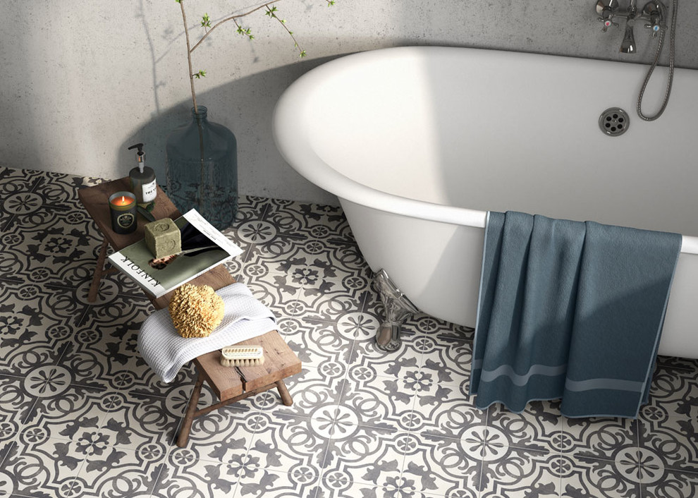 Идея дизайна: ванная комната в современном стиле с ванной на ножках