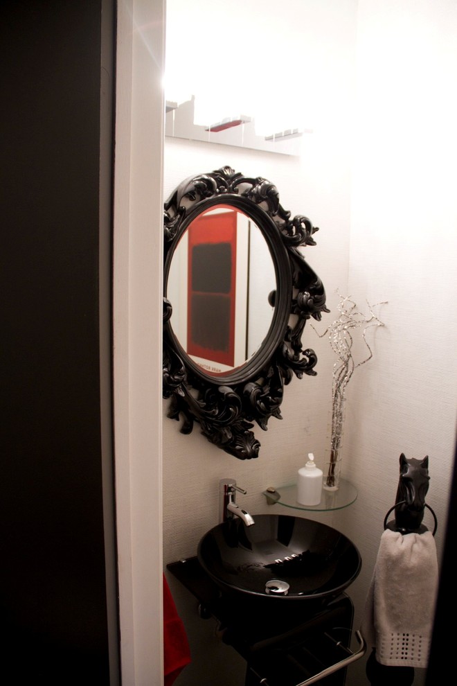 トロントにあるお手頃価格の小さなエクレクティックスタイルのおしゃれな浴室 (ベッセル式洗面器、黒いキャビネット、ガラスの洗面台、一体型トイレ	、黒いタイル、セラミックタイル、白い壁、セラミックタイルの床) の写真