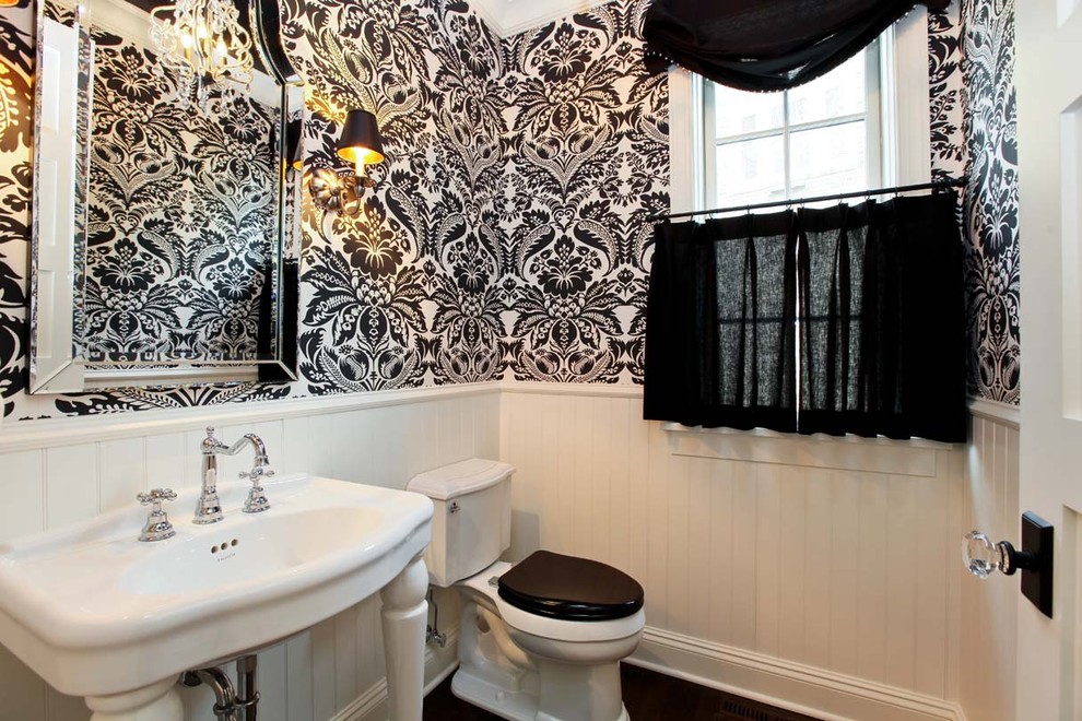 Imagen de cuarto de baño tradicional con lavabo tipo consola y paredes multicolor