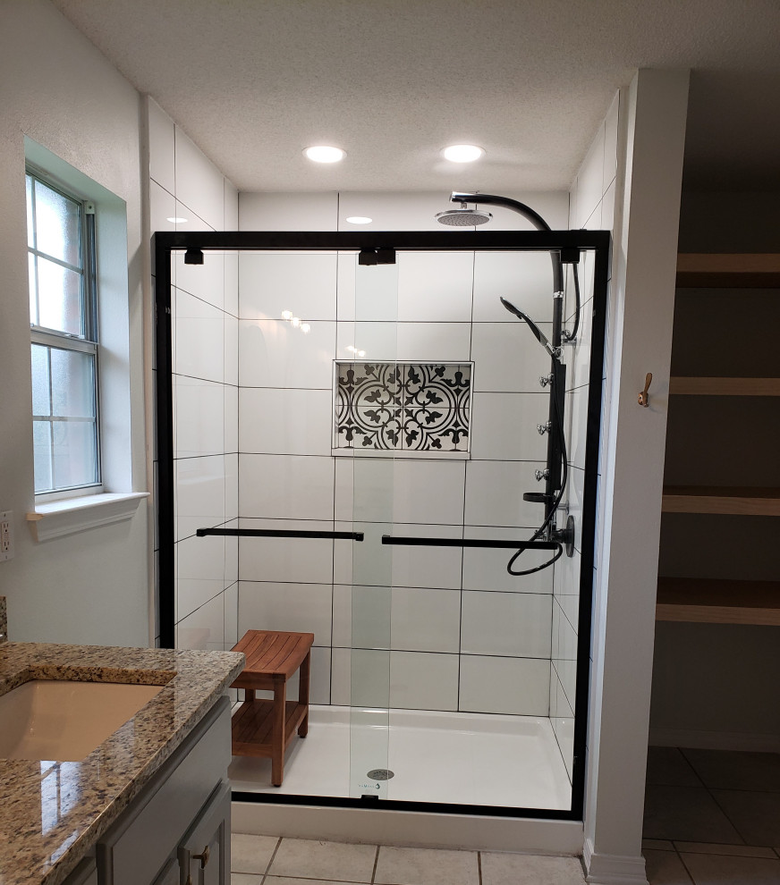 Foto de cuarto de baño principal tradicional de tamaño medio con ducha empotrada, baldosas y/o azulejos blancos, baldosas y/o azulejos de porcelana y ducha con puerta corredera