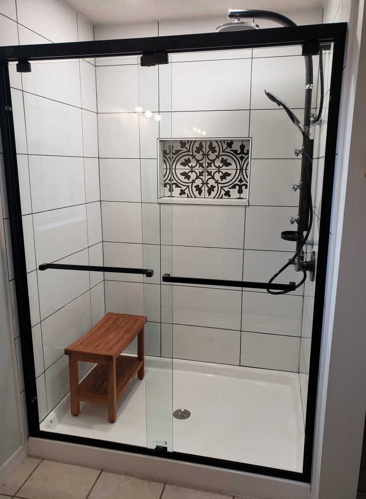 Immagine di una stanza da bagno padronale classica di medie dimensioni con doccia alcova, piastrelle bianche, piastrelle in gres porcellanato e porta doccia scorrevole