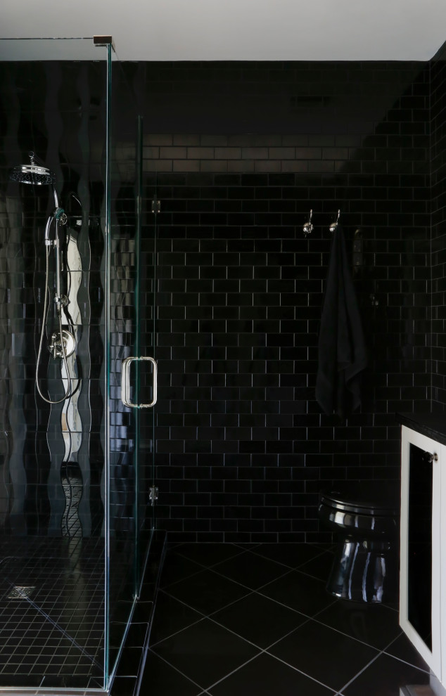 Idéer för mellanstora vintage svart badrum för barn, med luckor med glaspanel, vita skåp, en hörndusch, en toalettstol med hel cisternkåpa, svart kakel, tunnelbanekakel, svarta väggar, klinkergolv i porslin, ett undermonterad handfat, bänkskiva i kvarts, svart golv och med dusch som är öppen