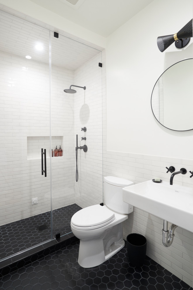 Idéer för mellanstora funkis badrum med dusch, med en dusch i en alkov, vit kakel, keramikplattor, vita väggar, klinkergolv i keramik, ett väggmonterat handfat, svart golv och med dusch som är öppen