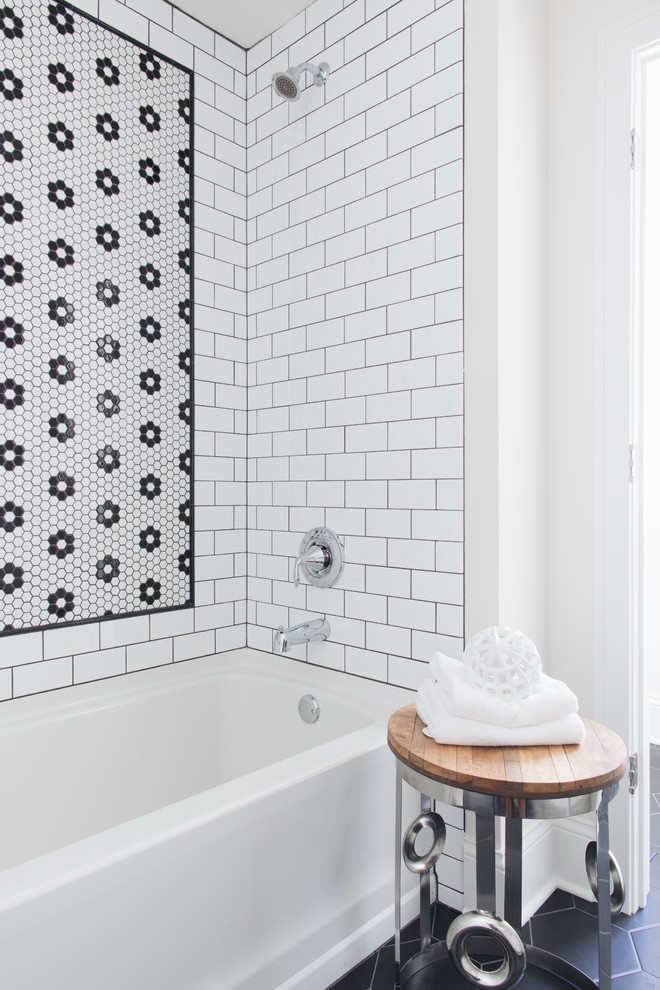 Inspiration pour une salle de bain traditionnelle avec une baignoire en alcôve, un combiné douche/baignoire, un carrelage noir et blanc, un carrelage blanc, un carrelage métro, un mur blanc et un sol noir.