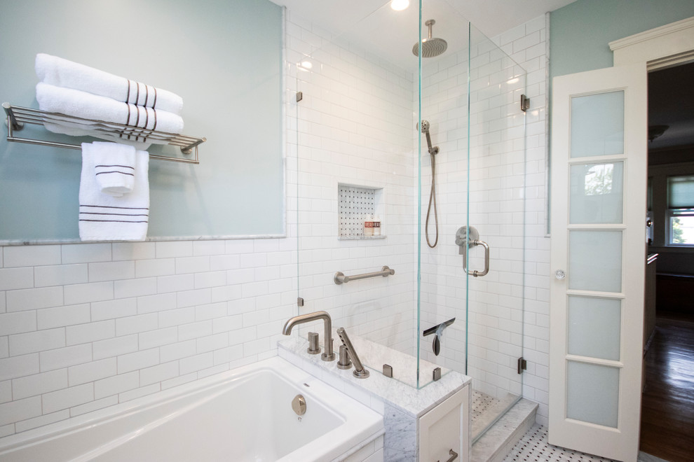 Идея дизайна: главная ванная комната среднего размера в стиле неоклассика (современная классика) с фасадами в стиле шейкер, белыми фасадами, накладной ванной, угловым душем, унитазом-моноблоком, белой плиткой, керамогранитной плиткой, синими стенами, полом из мозаичной плитки, консольной раковиной, разноцветным полом, душем с распашными дверями и белой столешницей