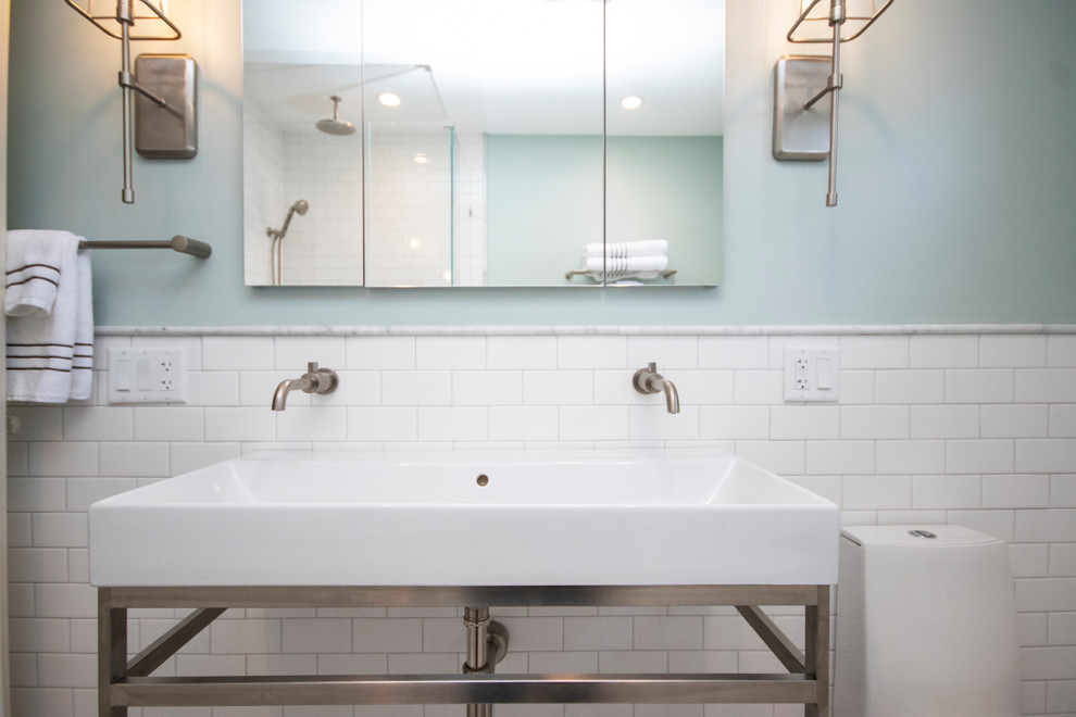 Источник вдохновения для домашнего уюта: главная ванная комната среднего размера в стиле неоклассика (современная классика) с фасадами в стиле шейкер, белыми фасадами, накладной ванной, угловым душем, унитазом-моноблоком, белой плиткой, керамогранитной плиткой, синими стенами, полом из мозаичной плитки, консольной раковиной, разноцветным полом, душем с распашными дверями и белой столешницей