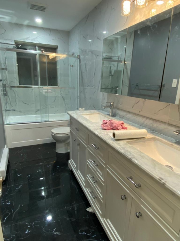 Medium sized modern ensuite bathroom in Montreal with white tiles, porcelain tiles, porcelain flooring and black floors.