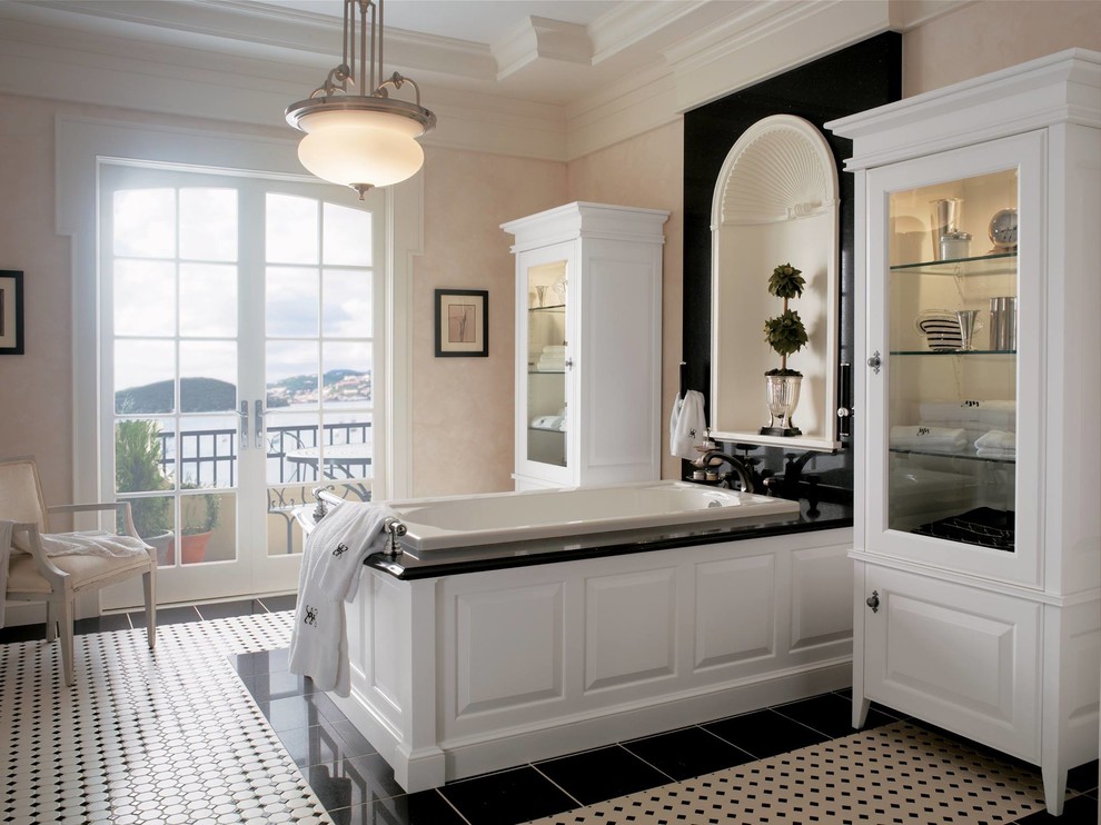 Inspiration för ett stort funkis en-suite badrum, med luckor med upphöjd panel, vita skåp, ett platsbyggt badkar, svart och vit kakel, keramikplattor, flerfärgade väggar och klinkergolv i keramik