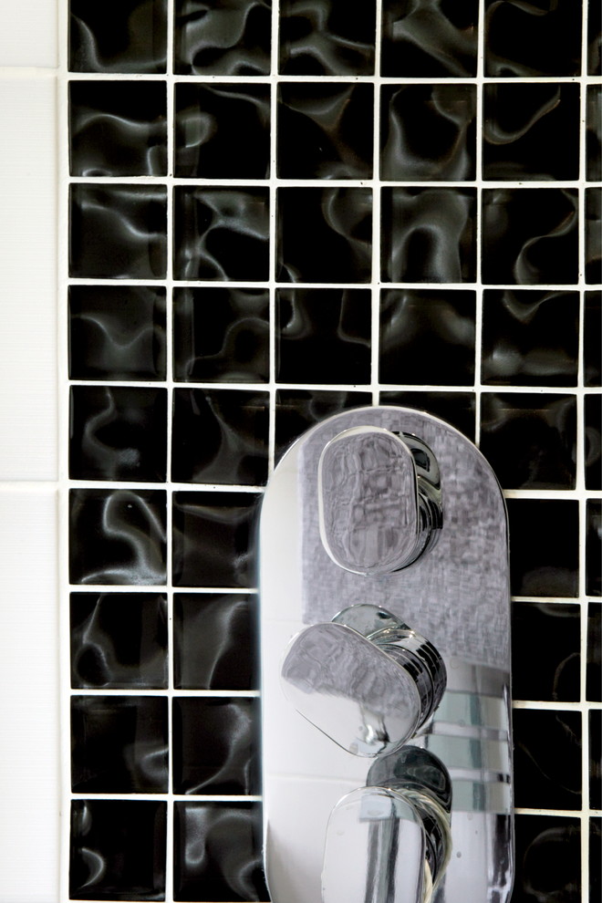 Diseño de cuarto de baño actual pequeño con ducha abierta, baldosas y/o azulejos blancas y negros, aseo y ducha y lavabo suspendido